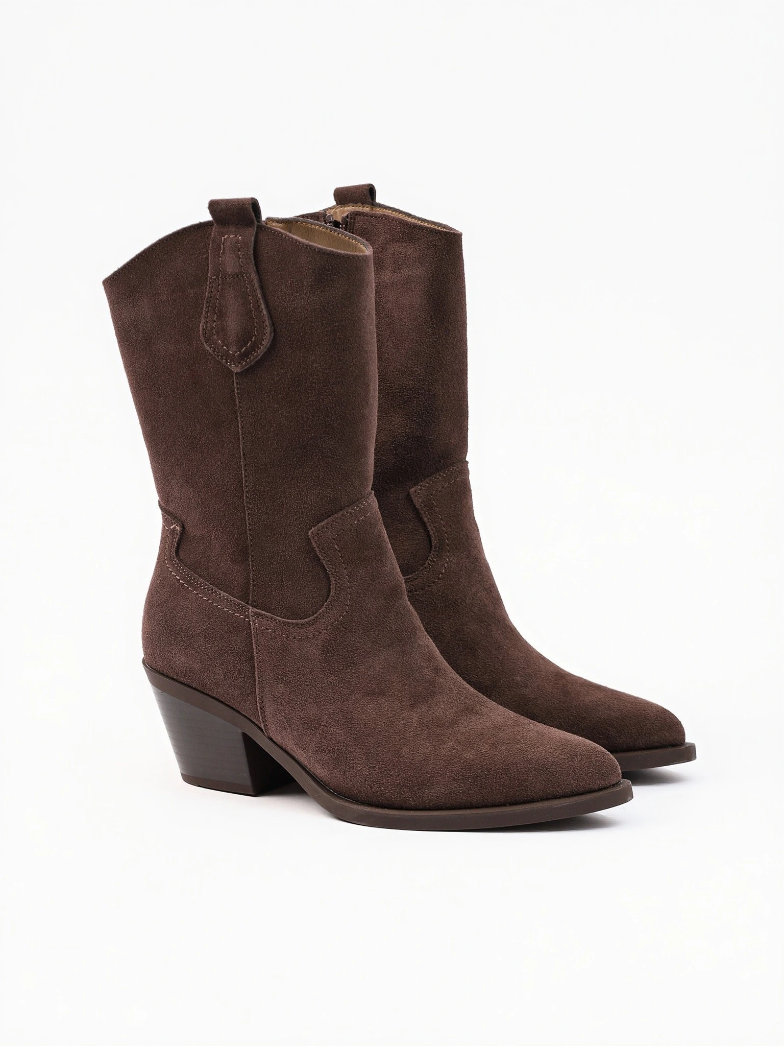 Сапоги-казаки укороченные  темно-коричневого цвета из натуральной замши